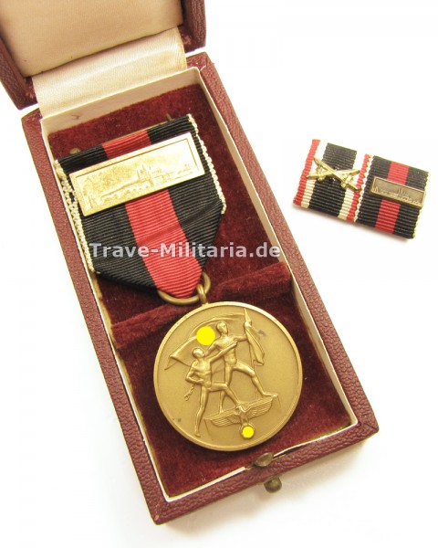 Medaille zur Erinnerung an den 1. Oktober 1938 im Etui mit Spange Prager Burg