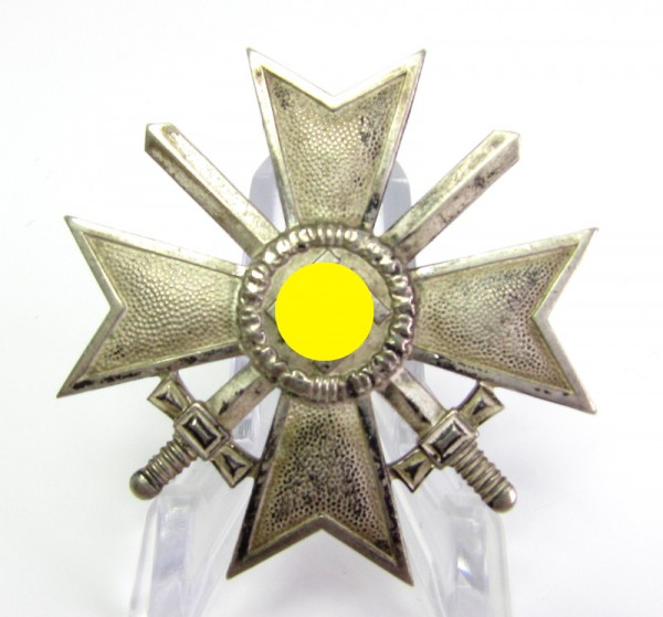Kriegsverdienstkreuz 1. Klasse mit Schwertern in Buntmetall